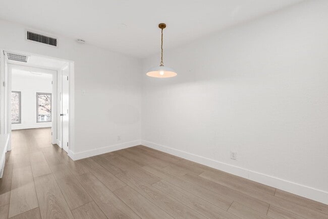 Building Photo - 505 W 7th St