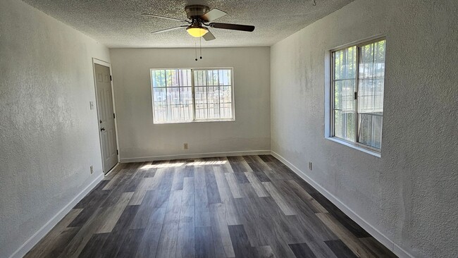 Building Photo - Available Now | 3 Bd 1 Ba Home in East Bak...