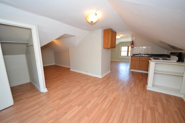 Building Photo - 1 Bedroom, 1 Bathroom Upstairs apartment n...
