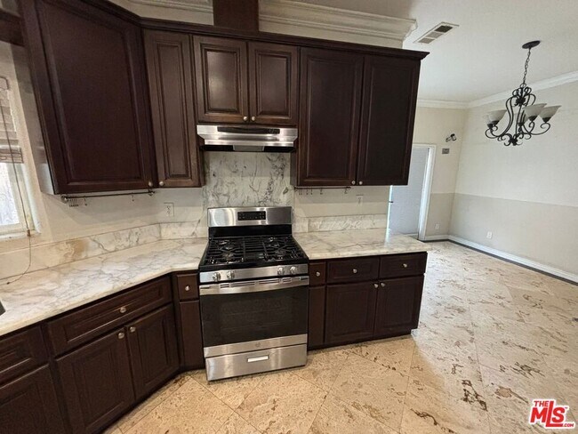 Building Photo - 2600 W Picadilly Way