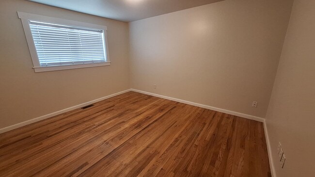 Building Photo - Brand new paint & move in ready 3 bed 1 ba...