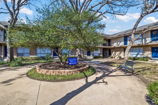 Courtyard - HARRIS GARDENS