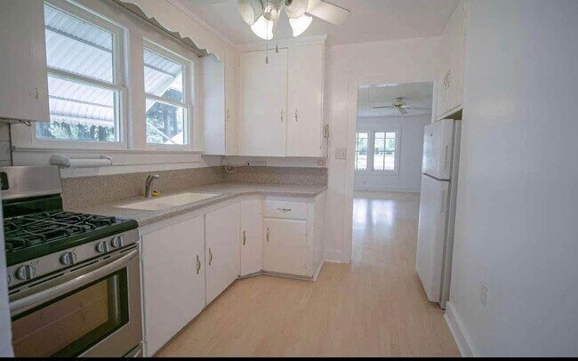 Building Photo - 1122 SE Lanvale St