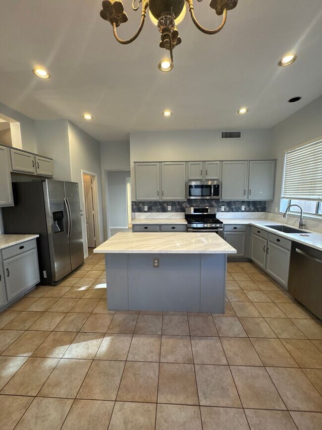 Building Photo - Upgraded home in Glendale with Pool