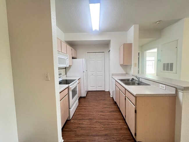 Building Photo - Awesome apartment at Cypress fairway!