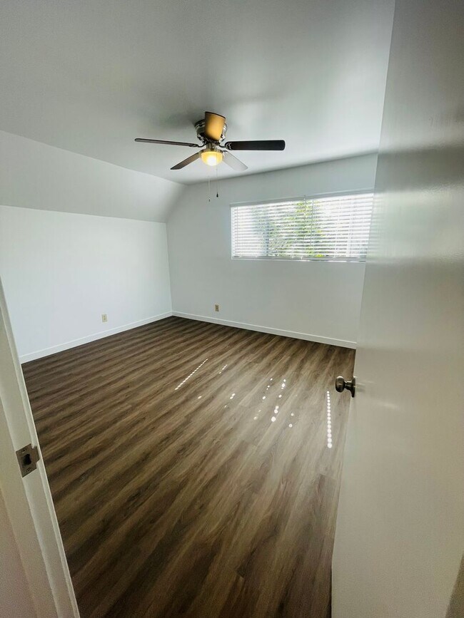 Building Photo - 2/1 rear unit in Land Park