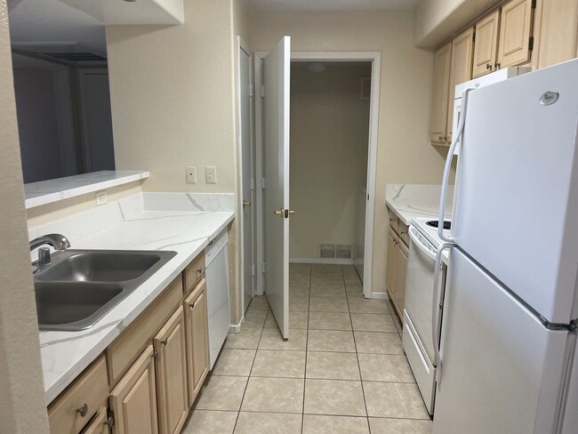 Building Photo - 1 bathroom condo located in the desirable ...