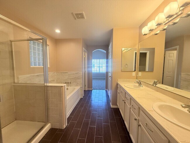 Building Photo - $O DEPOSIT OPTION. SPACIOUS 3-BEDROOM TOWNHOUSE IN KENSINGTON TOWNHOMES