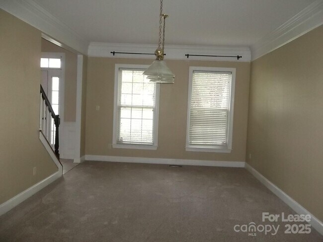 Building Photo - 604 Queenswater Ln