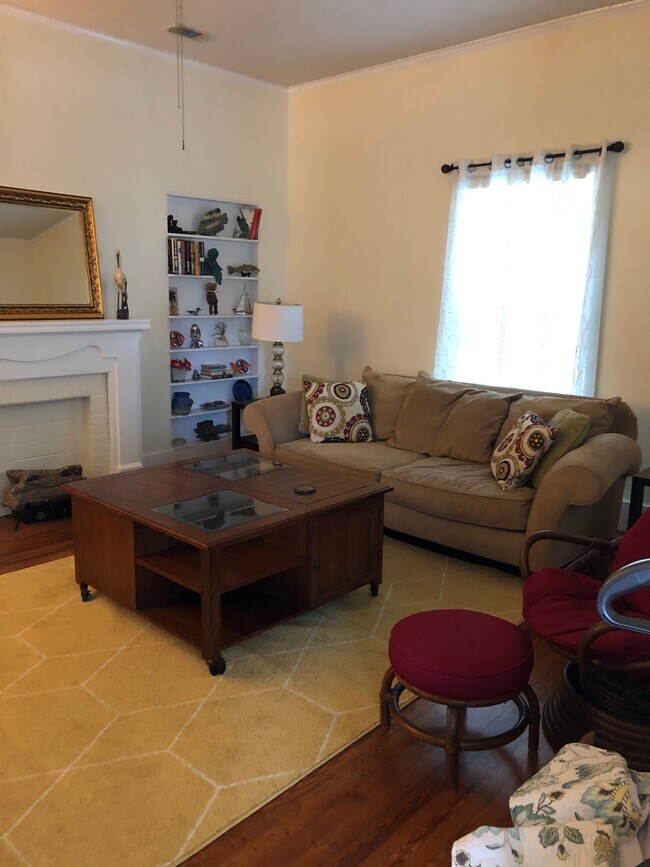 Living Room - 1718 E Lee St