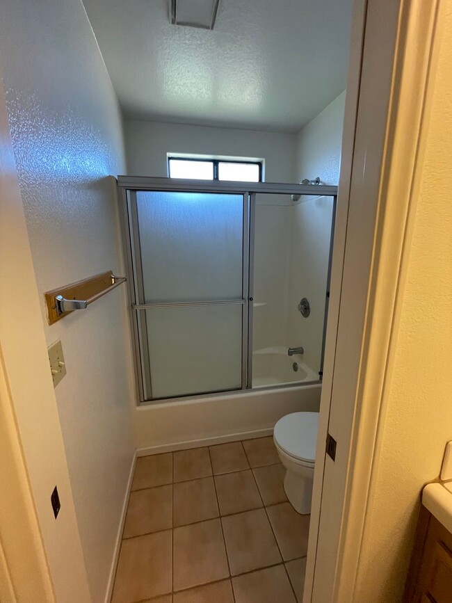 Building Photo - Victorville- Beautiful 3 Bedroom Home in G...