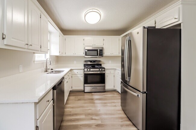 Building Photo - 1422 N Hampton Dr