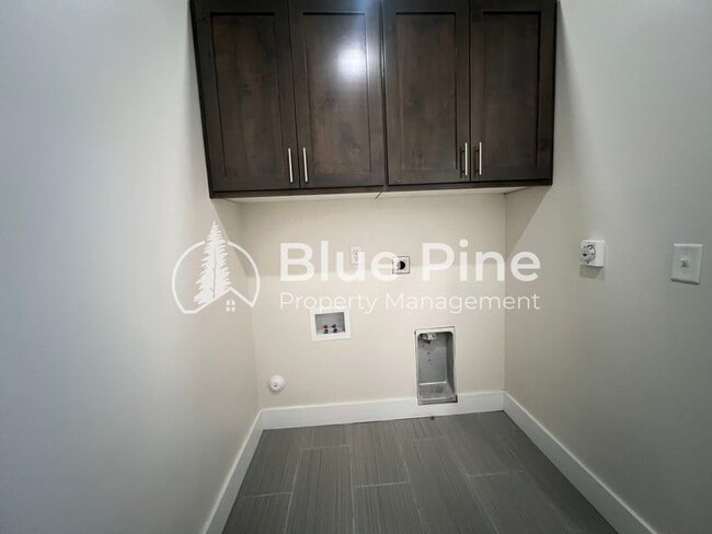 Building Photo - 323 Gladstone St