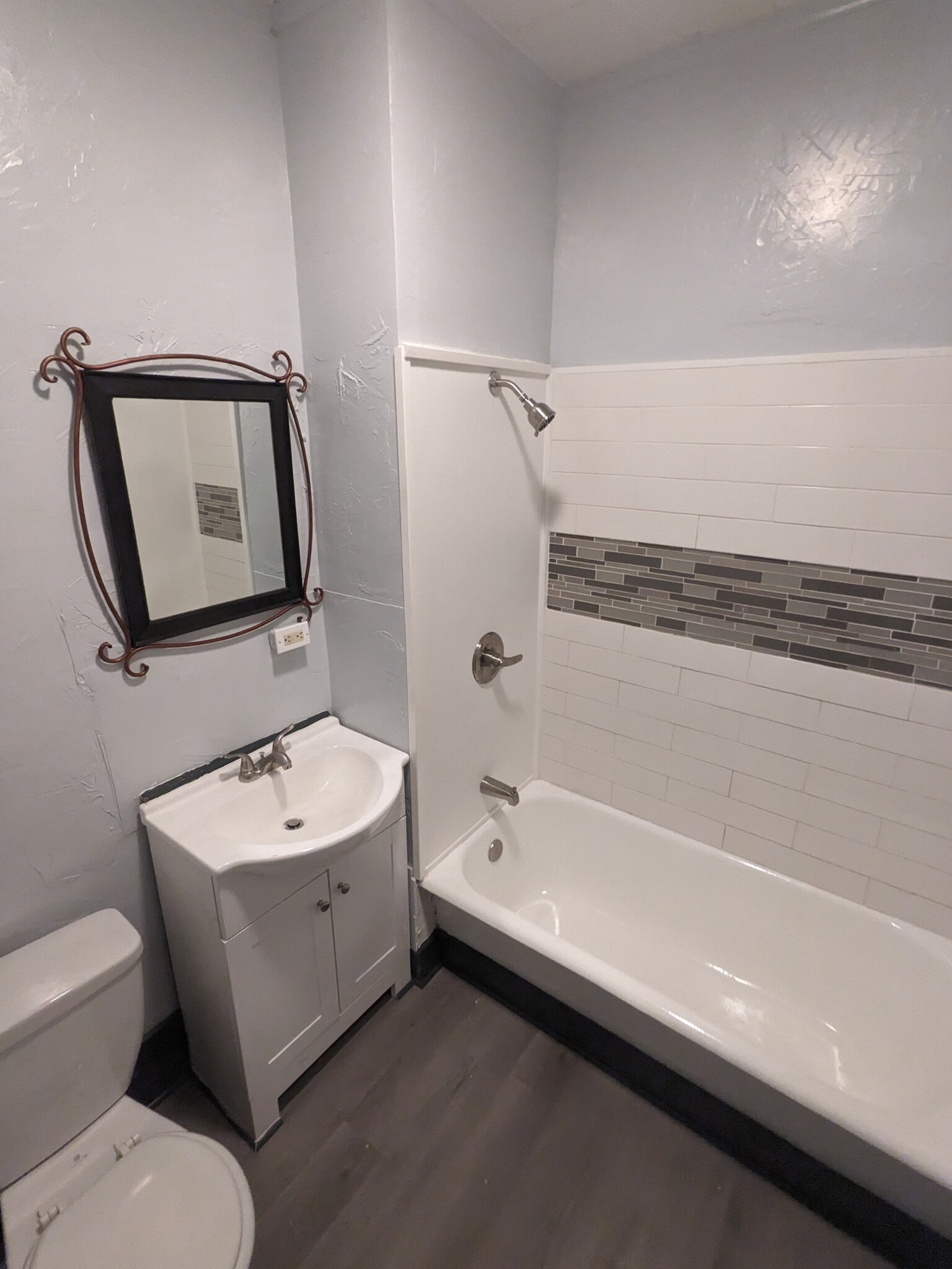 Full Bathroom with bathtub & shower - 213 W 10th Ave