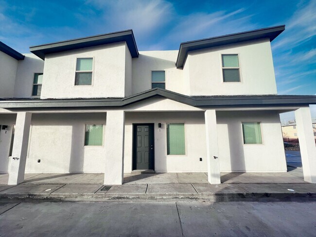 Building Photo - Mission Valley 3 Bedroom 2.5 Bath Townhome...
