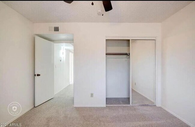 Building Photo - Stunning 3 bedroom, 2.5 bathroom Townhome ...