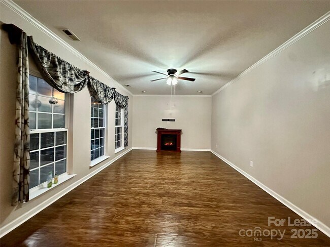 Building Photo - 1913 Thorn Crest Dr