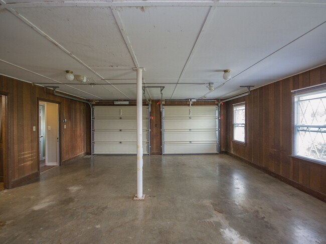 Building Photo - Beautiful Home in Athens City near Buc-ees!