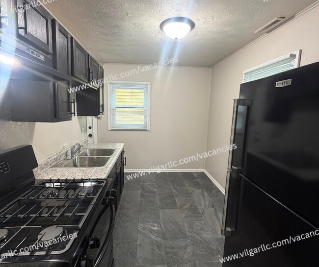 Building Photo - Very spacious 3 Bedroom and 1 Bathroom Home