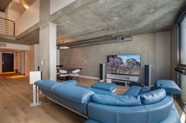 Building Photo - Little Italy, Loft Style 2bed 2bath 2 park...