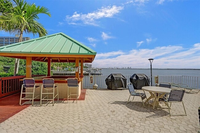 Building Photo - 2201 Brickell Ave