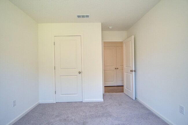 Building Photo - Limited Time: $500 Off First Month’s Rent!...