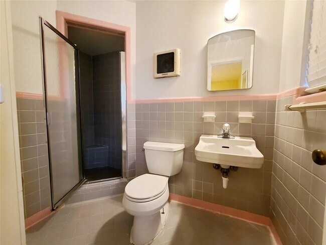 Building Photo - 1830 Viewcrest Dr