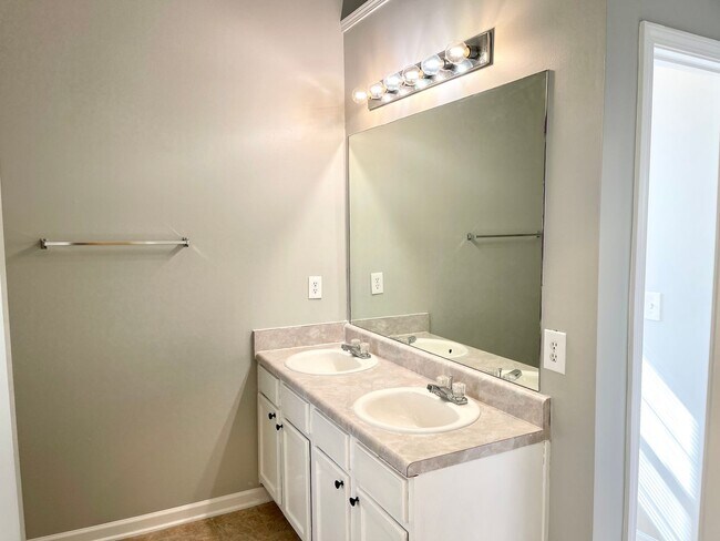 Building Photo - Welcome to this charming 3-bedroom, 2.5-ba...