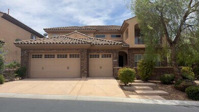 Building Photo - A Perfect Blend of Luxury, Comfort & Style