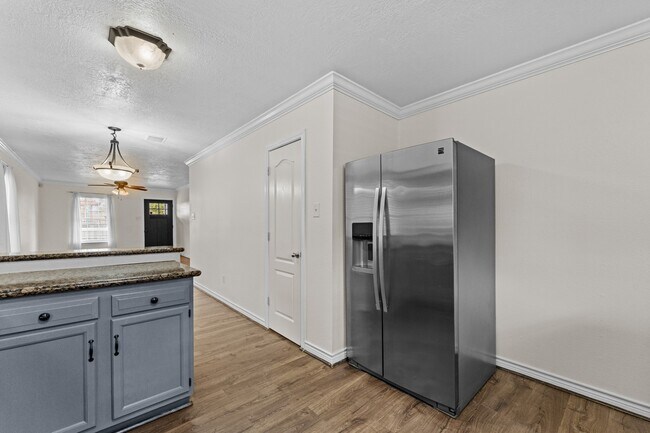 Building Photo - 842 E 29th St