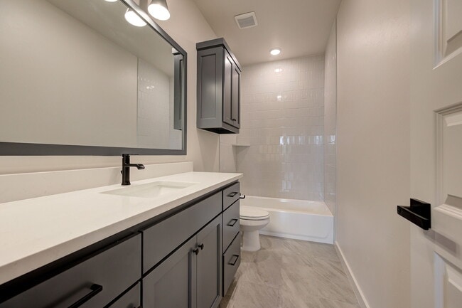 Building Photo - 6016 Kinnick Dr