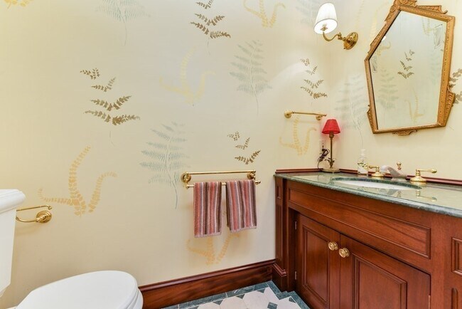 Building Photo - 14 Ash St