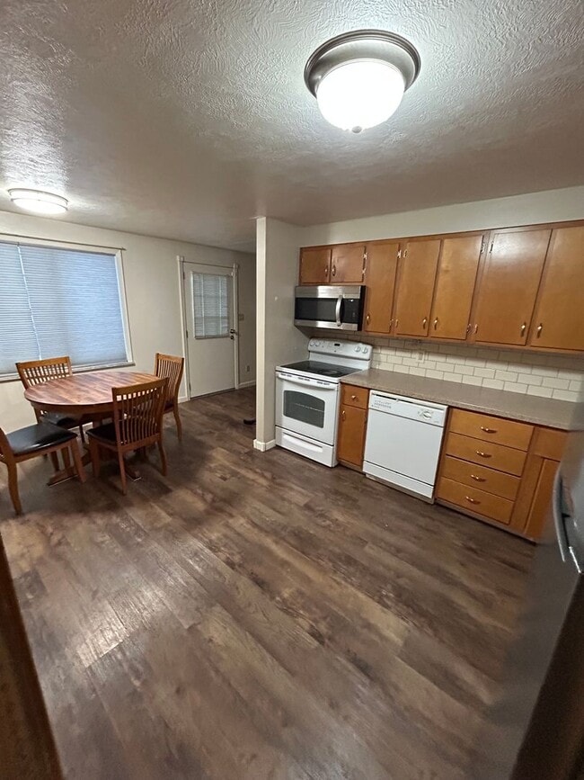 Building Photo - 223 Glenwood Dr