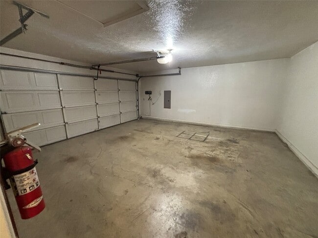 Building Photo - 3302 Wells Dr