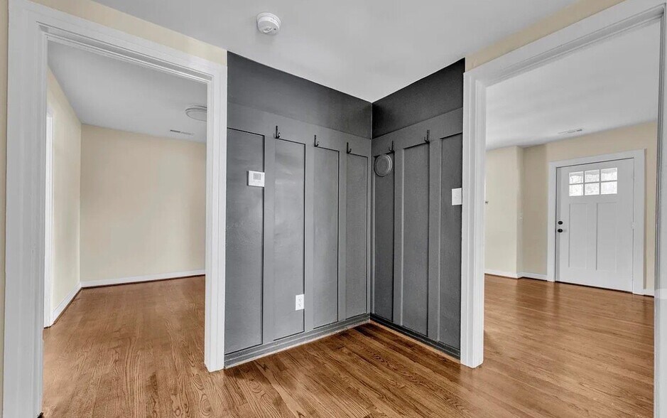 Building Photo - 741 Center Pl SW