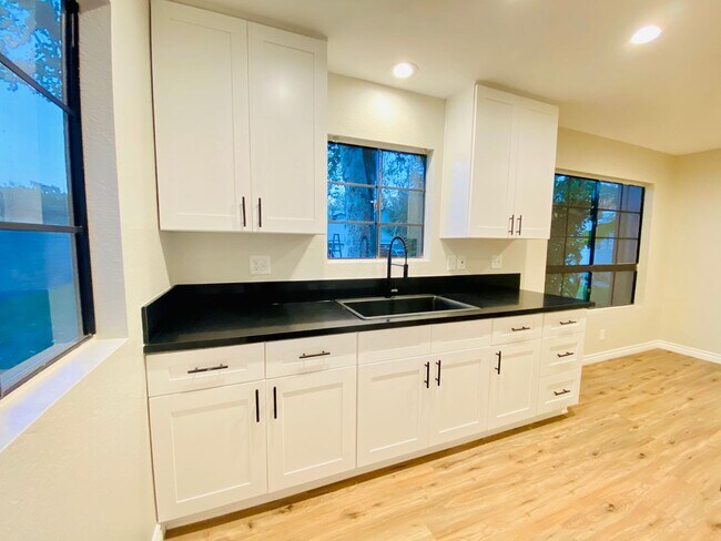 Building Photo - Beautifully remodeled spacious 1 Bedroom r...