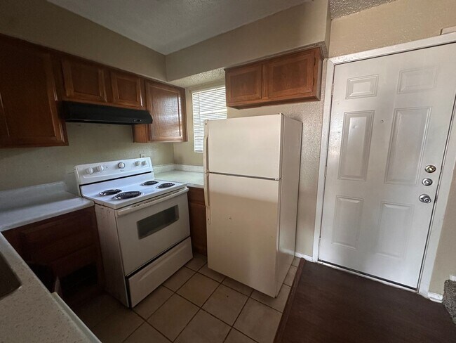 Building Photo - Spacious 2 story townhouse with fenced yard!