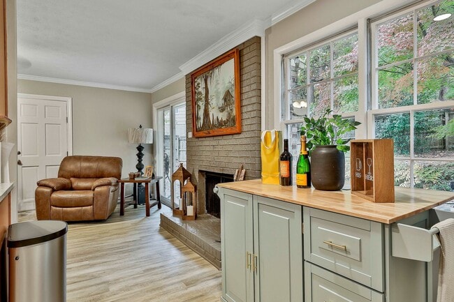 Building Photo - Renovated Peachtree City Ranch Close to Ev...