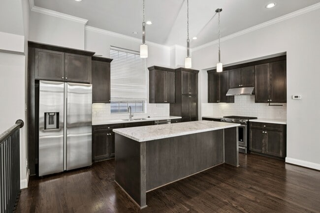 Building Photo - 1040 W 26th St
