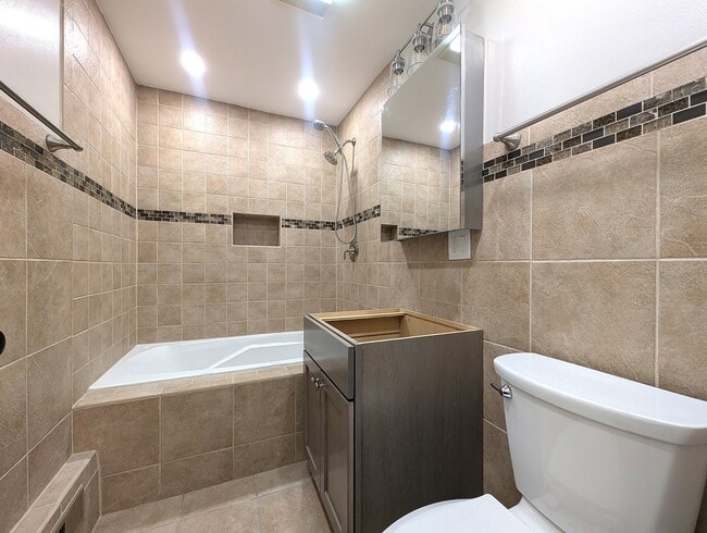 Building Photo - 300 S Austin Blvd