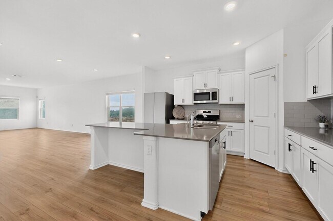 Building Photo - 941 Legends Ln