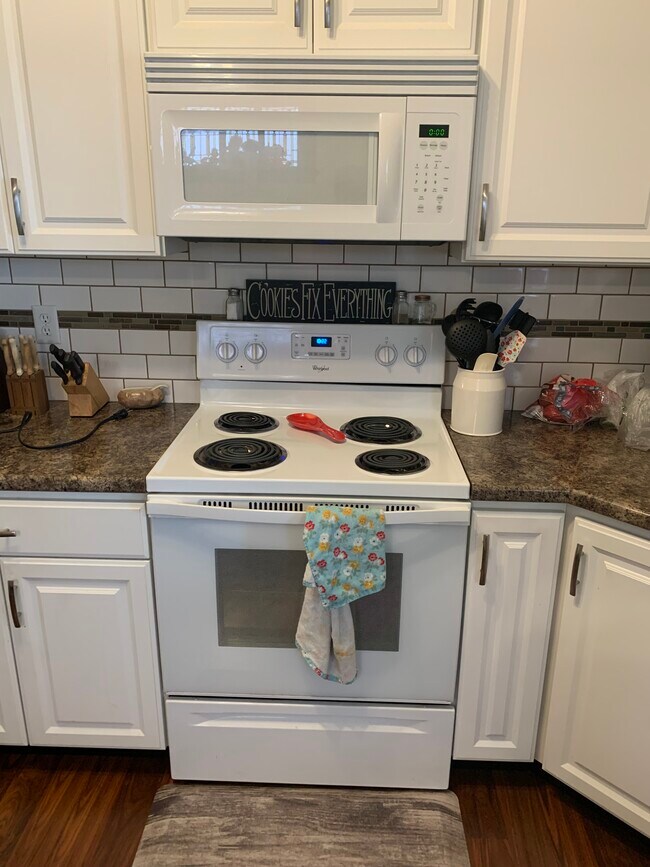 Building Photo - 409 E Cherry St