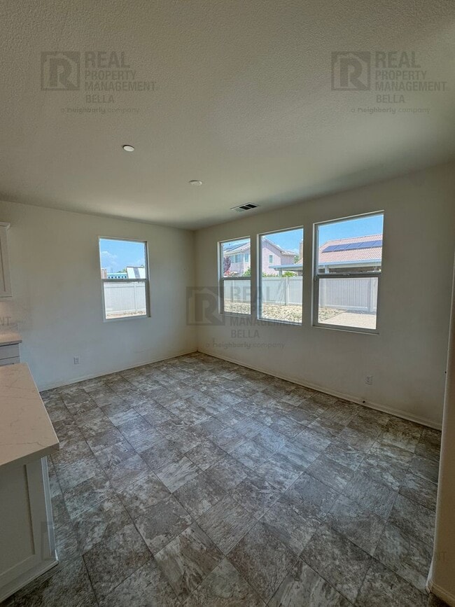 Building Photo - Single-Story Comfort & Style in Prime Heme...
