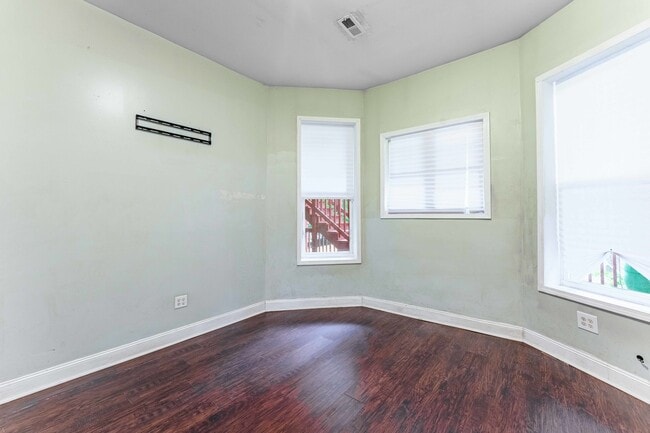 Building Photo - 1529 S Homan Ave