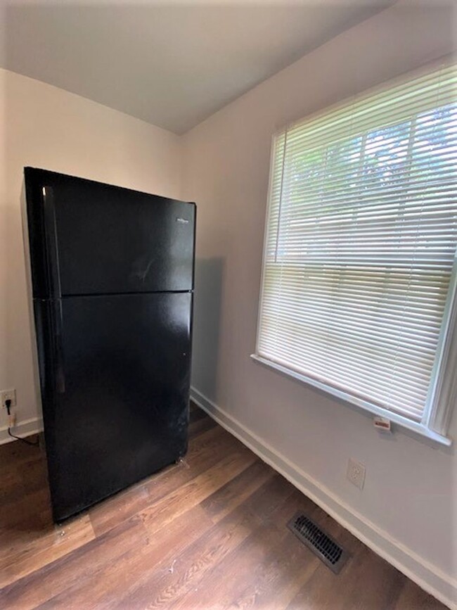 Building Photo - West Charlotte.  Renovated 2 Bedroom!