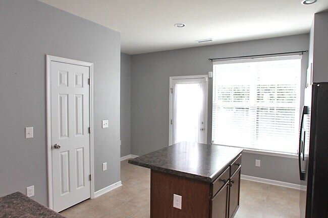 Building Photo - Beautiful Two Bedroom Townhome in Convenie...