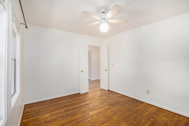 Building Photo - 1542 Bay St. - 2 bedroom | 1 bath | Large backyard