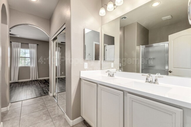 Building Photo - 1367 S Country Club Dr