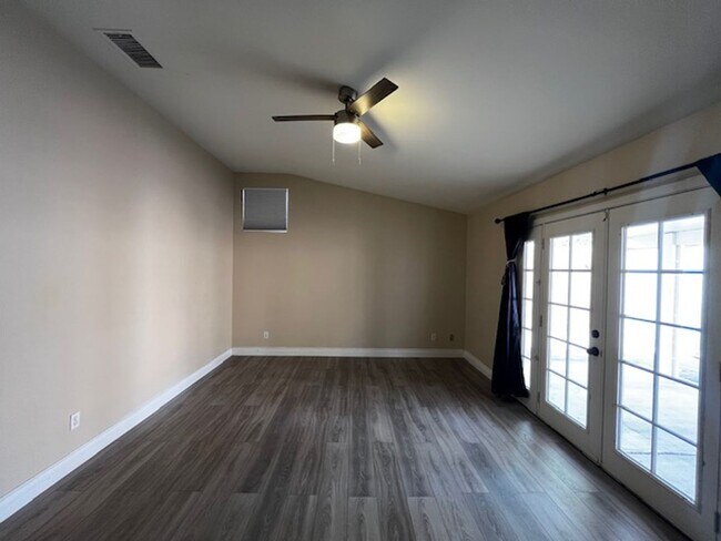 Building Photo - Stylish & Solar-Powered 5-Bed Gem with Vau...