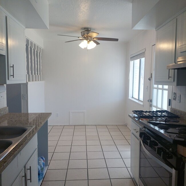 Building Photo - Welcome Home ! 3 bedroom 1.5 bath rental -DUPLEX